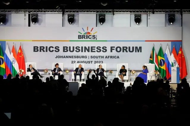 Panel de discusión en el Foro Empresarial de los BRICS 2023 en Sandton el 22 de agosto de 2023. 